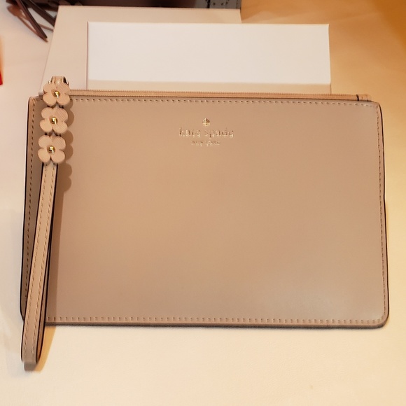 kate spade Handbags - NWT KATE SPADE Leather Clutch/Wristlet in Cream